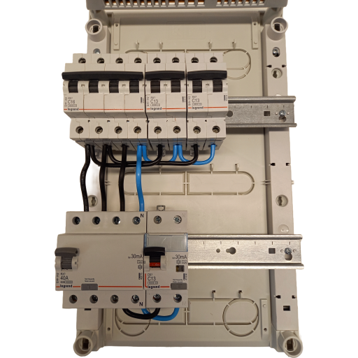 Færdigmonteret gruppetavle LLK2 01.1020 i hvid