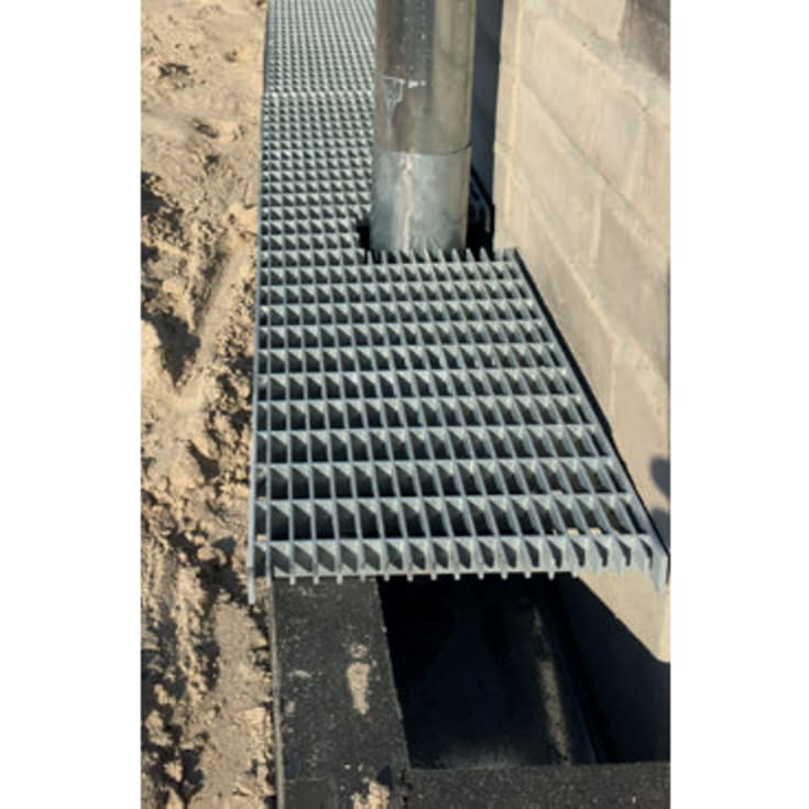 Dutra 200 x 500 mm bundplade med nedløbsudløb til sokkeaffugtere