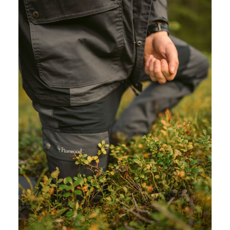 Pinewood Finnveden Trail Hybrid bukser, Sort/Mørk Antracitgrå, C50