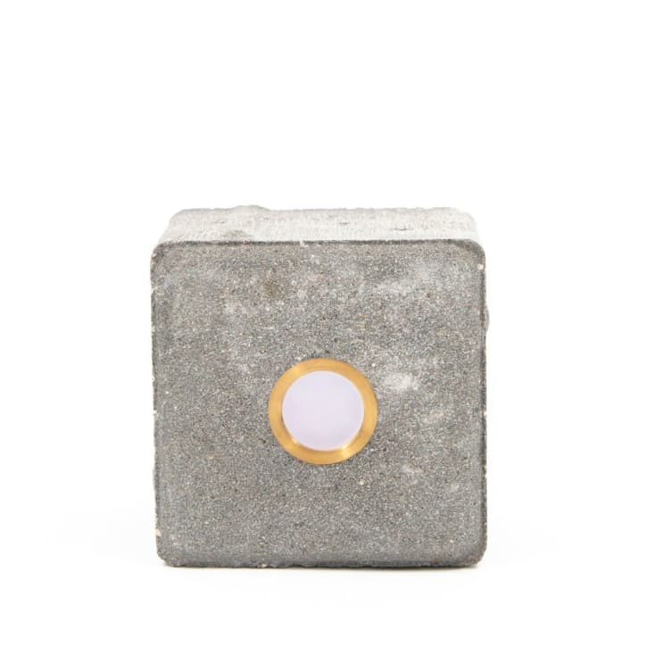 Light By Juhl betongfliser med Cosmos spotlights i messing, 10x10x6 cm, grå