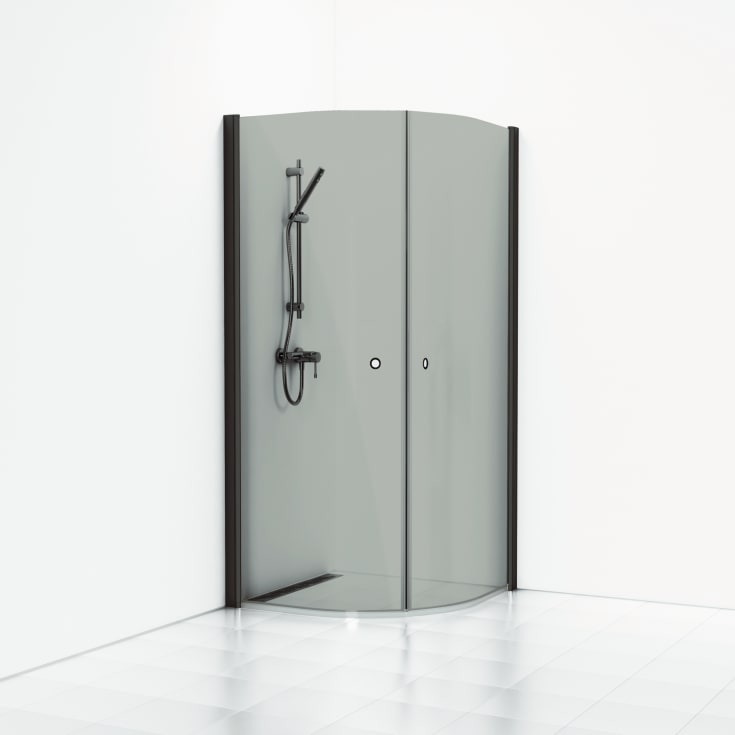 Svedbergs Skoga brusehjørne, 79x89 cm, røgfarvet glas, mat sort profil