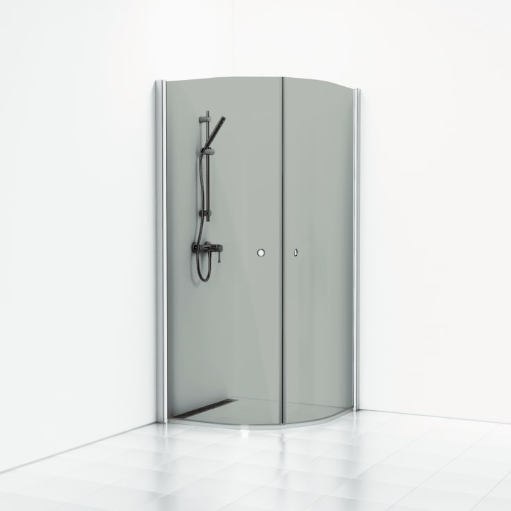 Svedbergs Skoga brusehjørne, 79x89 cm, røgfarvet glas, mat aluminium profil