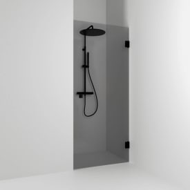 Svedbergs 180° dusjnisje rett, 88,5 cm, røykfarget glass, sort matt profil