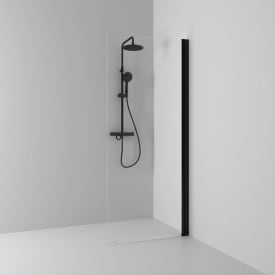 Svedbergs Skoga dusjvegg rett, 67 cm, klart glass, sort matt profil