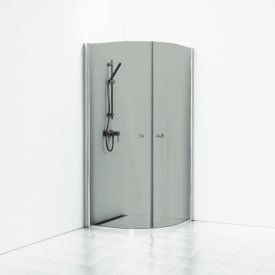 Svedbergs Skoga buet brusehjørne 90 x 90 cm, røgfarvet glas/blank alu, m/knopgreb