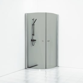 Svedbergs Skoga duschhörn, rundat, 90 x 90 cm, rökfärgat glas/blank aluminium, med knoppgrepp