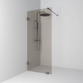 Svedbergs 180° dusjvegg, 98 cm, tonet glass, sort krom profil