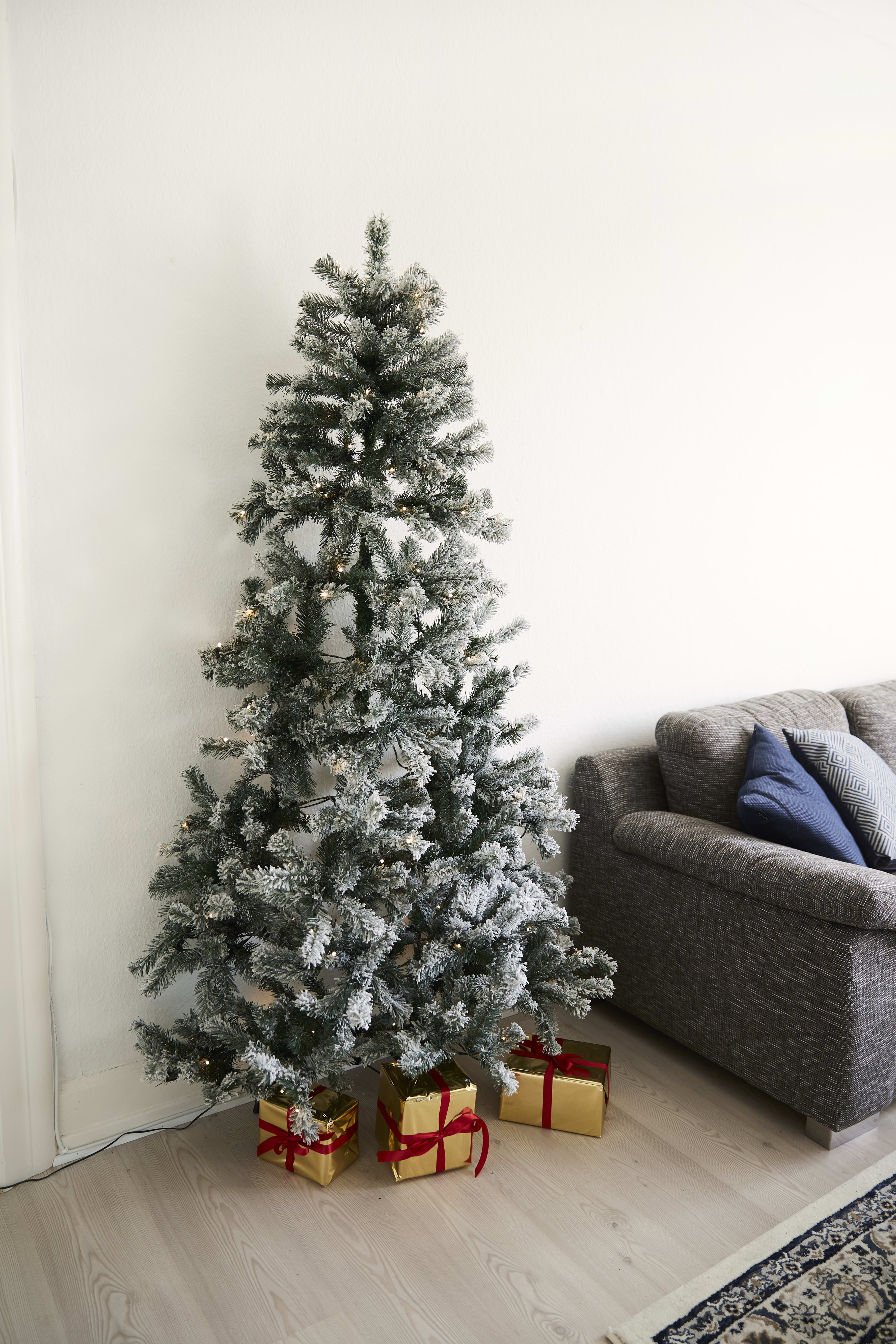 Kunstigt halvt juletræ med lys & "sne"