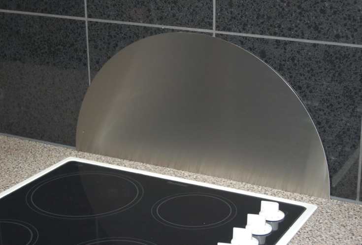 Millarco sprutbeskyttelse, 90x45 cm, buet, børstet rustfritt stål