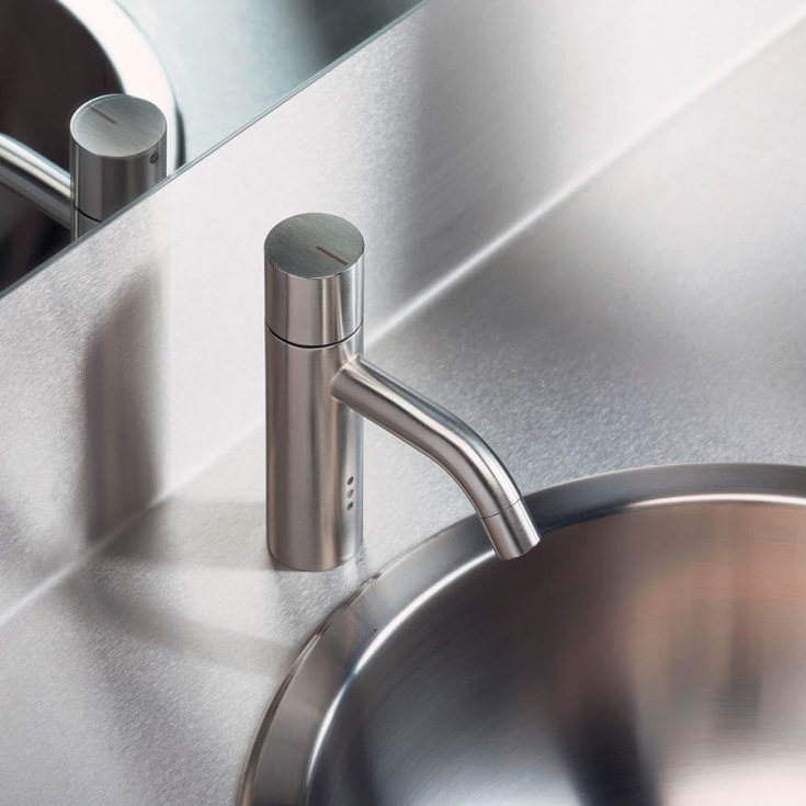 Vola HV1E servantarmatur, berøringsfri, temperaturregulering, messing natur