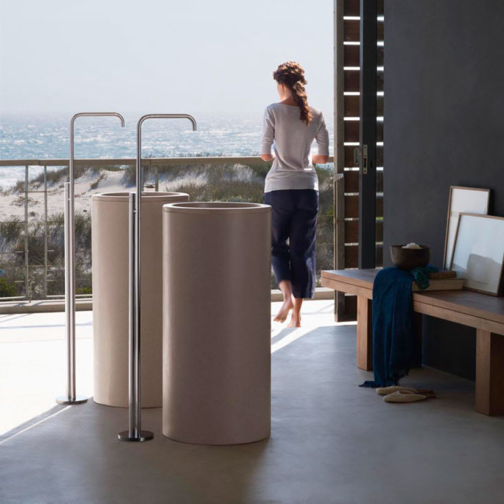 Vola FS2 servantbatteri, gulvstående, uten bunnventil, standard grep, børstet krom