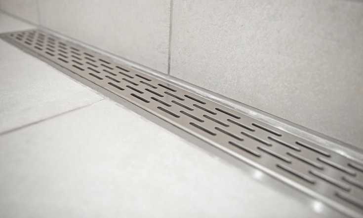 ACO 895 mm takrenneavløpsarmatur med langhullsrist, veggmontert