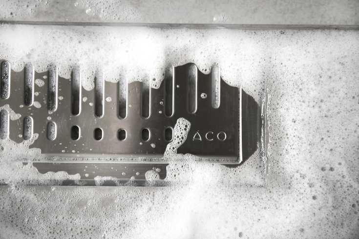 ACO 795 mm takrenneavløpsarmatur med bølgerist, veggmontert