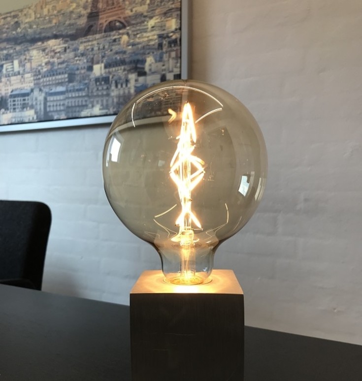 Nielsen Light E27 globepære, zigzag, røgfarvet