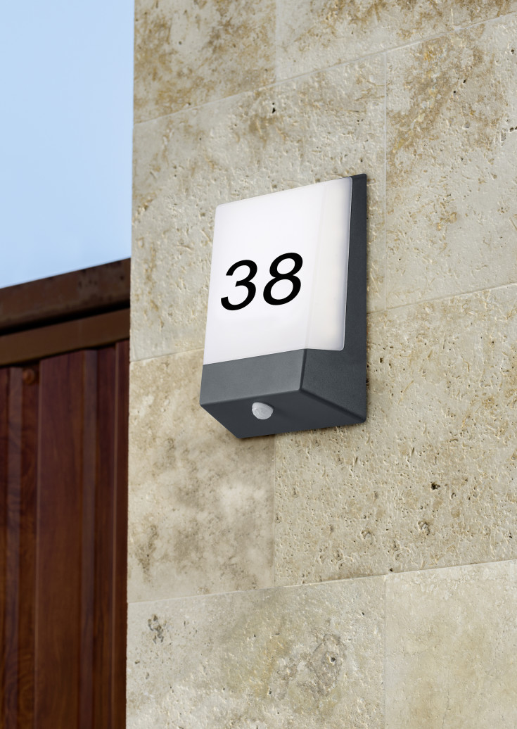 Trio Lighting Kasai væglampe med husnummer & sensor