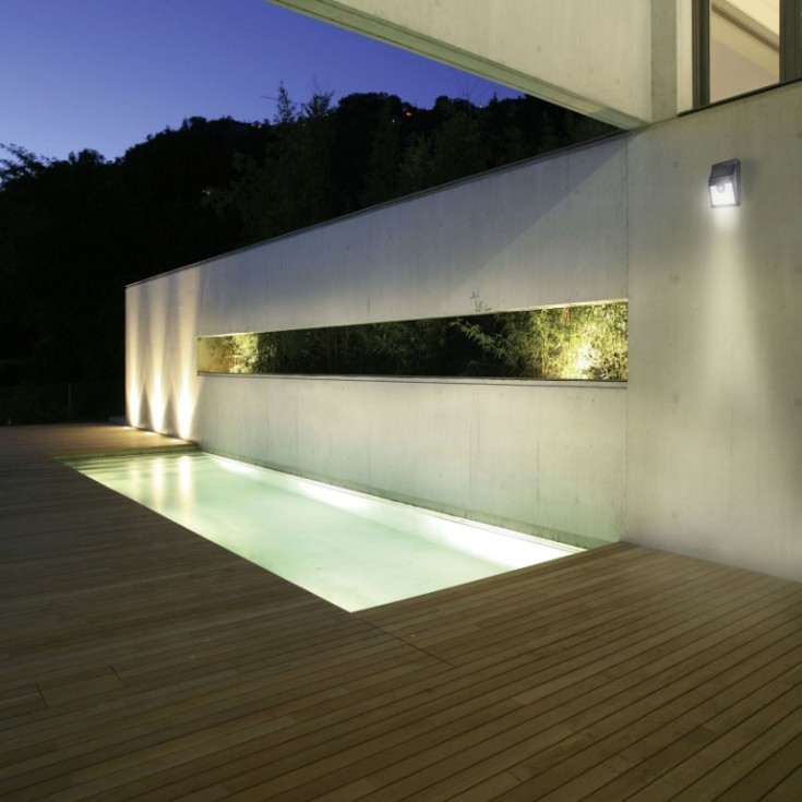 Eglo solcellsvägglampa med sensor