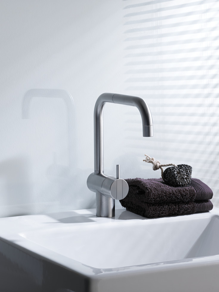 Vola KV1 kjøkkenbatteri, med dobbel svingbar tut, rustfritt stål