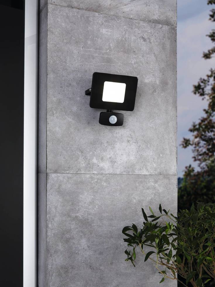 Eglo Faedo 3 lyskaster vegglampe med sensor