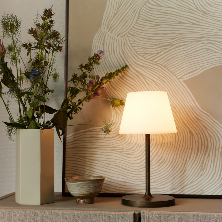 Halo Design New Northern uppladningsbar bordslampa, antik mässing