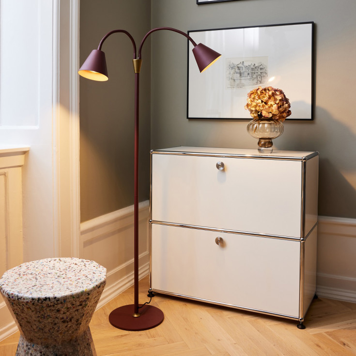 Halo Design Hygge golvlampa, 2 spots, mörkröd