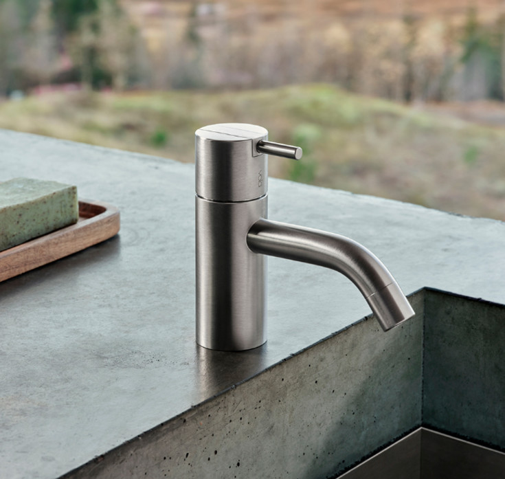 Vola HV1 Servantbatteri, uten bunnventil, standard grep, børstet krom