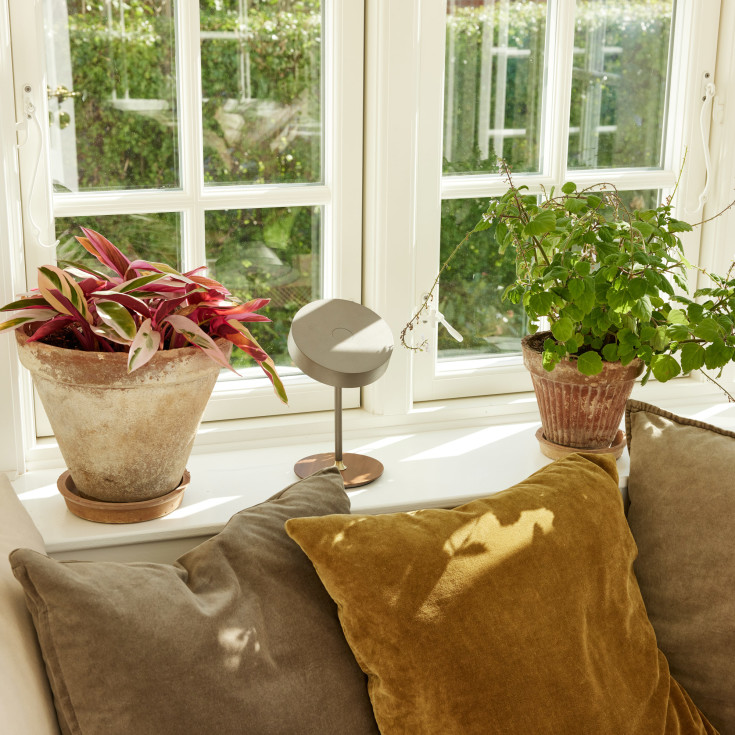 Halo Design On The Move genopladelig bordlampe, hvid