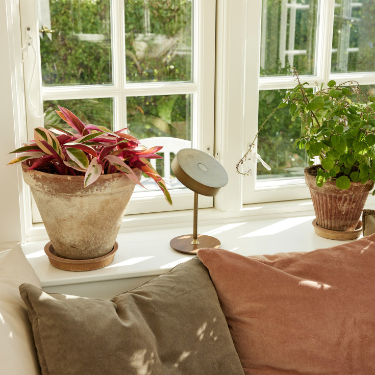 Halo Design On The Move oppladbar bordlampe, messing