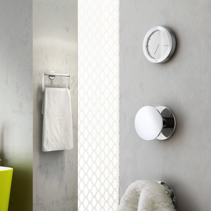 Smedbo timeklokke i polert krom med svart urskive