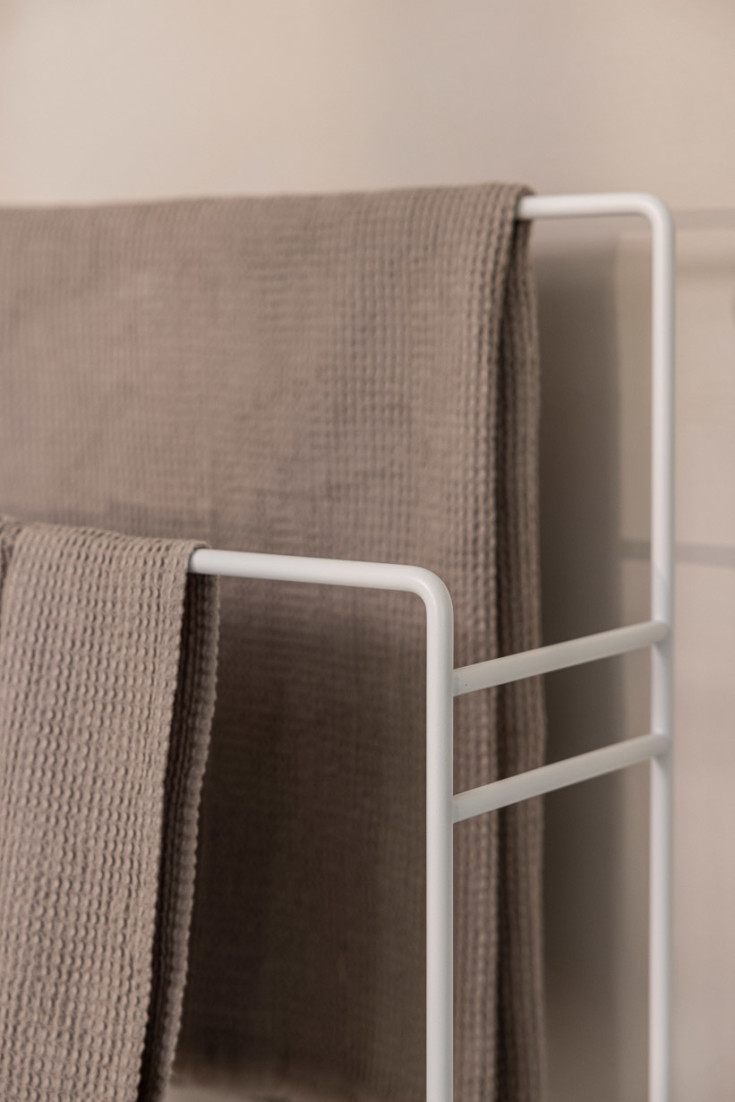 Metallbude Delaya handduksstativ, 60 cm, vit