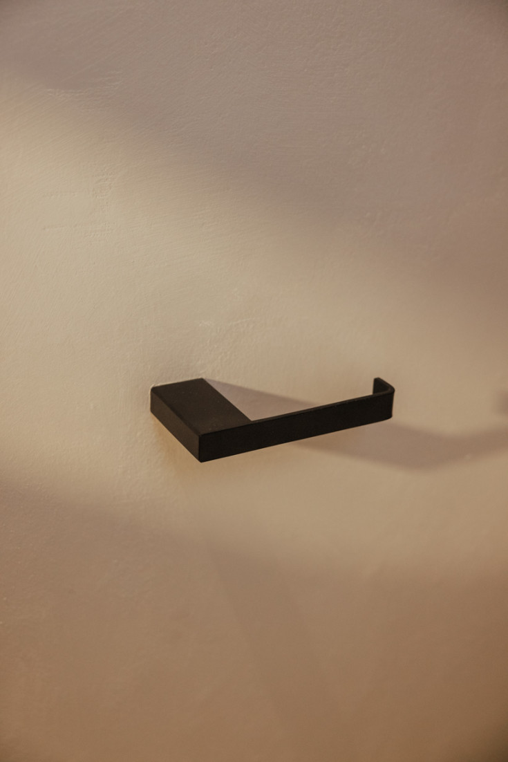 Metallbude Tuali dorullholder, sort