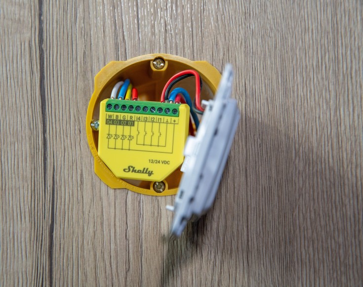 Shelly Plus RGBW PM, WiFI 12/24V-kontroll for LED-strips