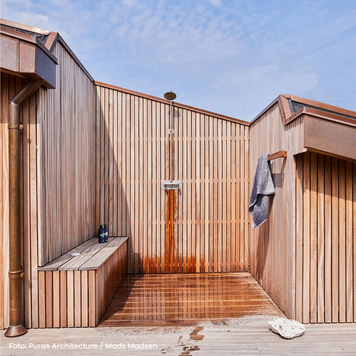 Frostline Eqi vägghängd utomhusdusch, för 300-550 mm vägg, rostfritt stål