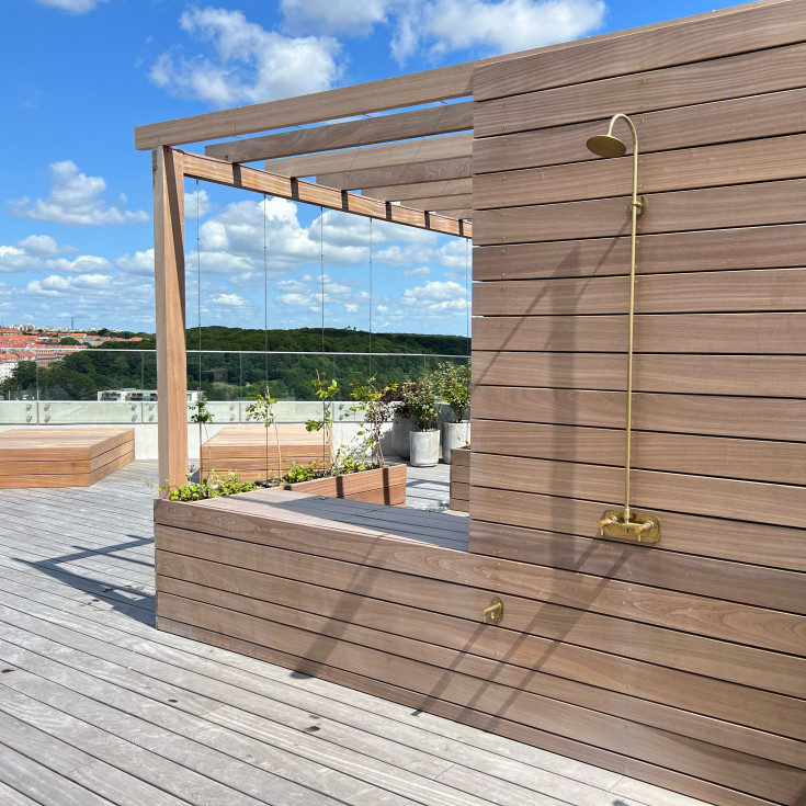 Frostline Eqi væghængt udendørsbruser, til 30-55 cm væg, messing