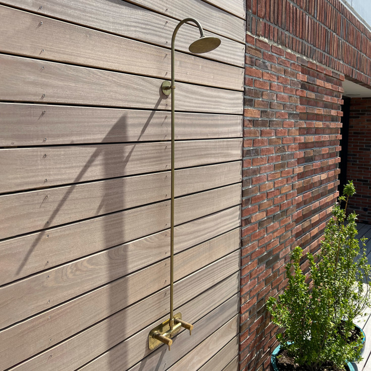 Frostline Eqi væghængt udendørsbruser, til 30-55 cm væg, messing