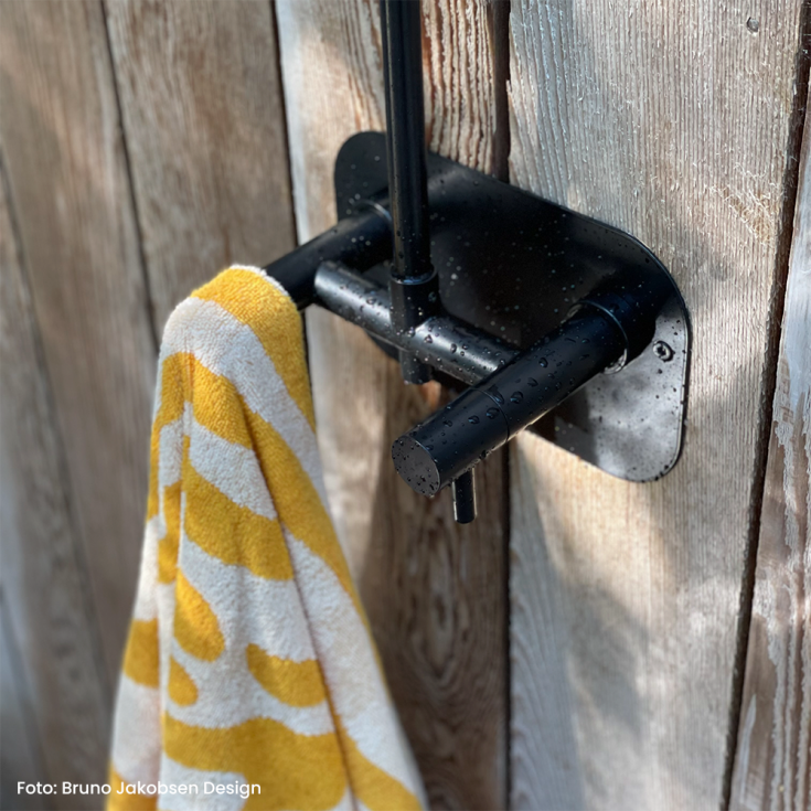 Frostline Duo væghængt udendørsbruser, til 15-35 cm væg, mat sort