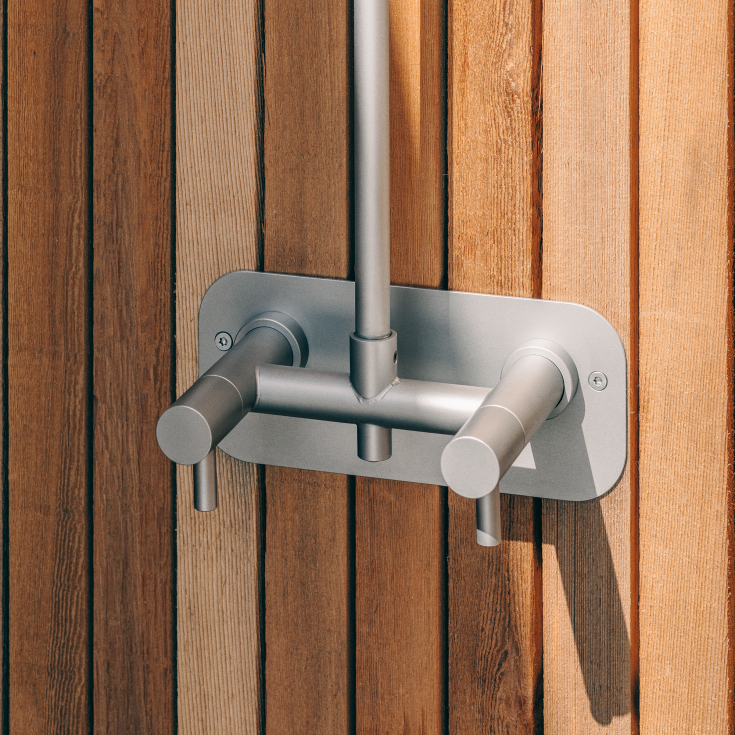 Frostline DUO vägghängd utomhusdusch, för 300-550 mm vägg, rostfritt stål