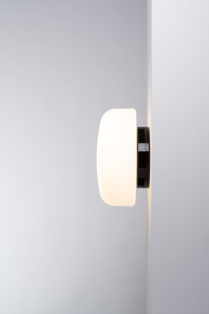 Ifö Electric Solenne loft-/væglampe, sort, Ø32 cm