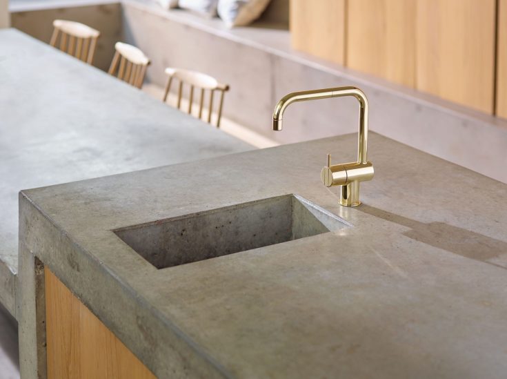 Vola KV1 kjøkkenbatteri, med dobbel svingbar tut, messing natur