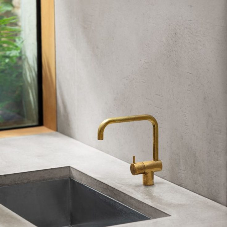 Vola KV1 kjøkkenbatteri, med dobbel svingbar tut, messing natur