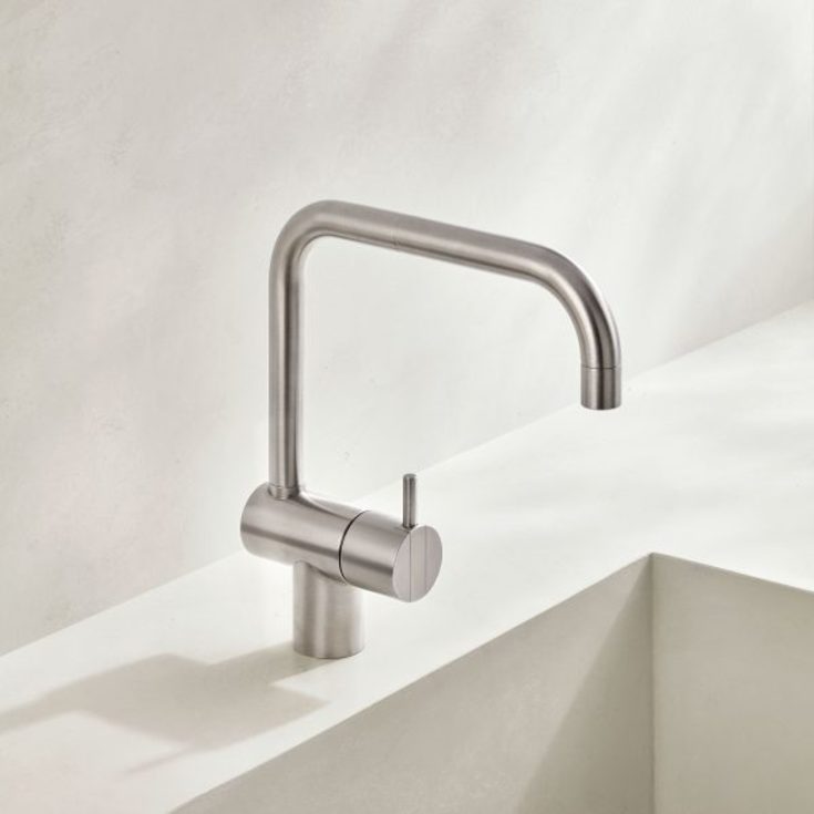 Vola KV1 kjøkkenbatteri, med dobbel svingbar tut, rustfritt stål