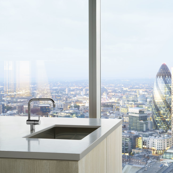 Vola KV1 kjøkkenbatteri, med dobbel svingbar tut, krom