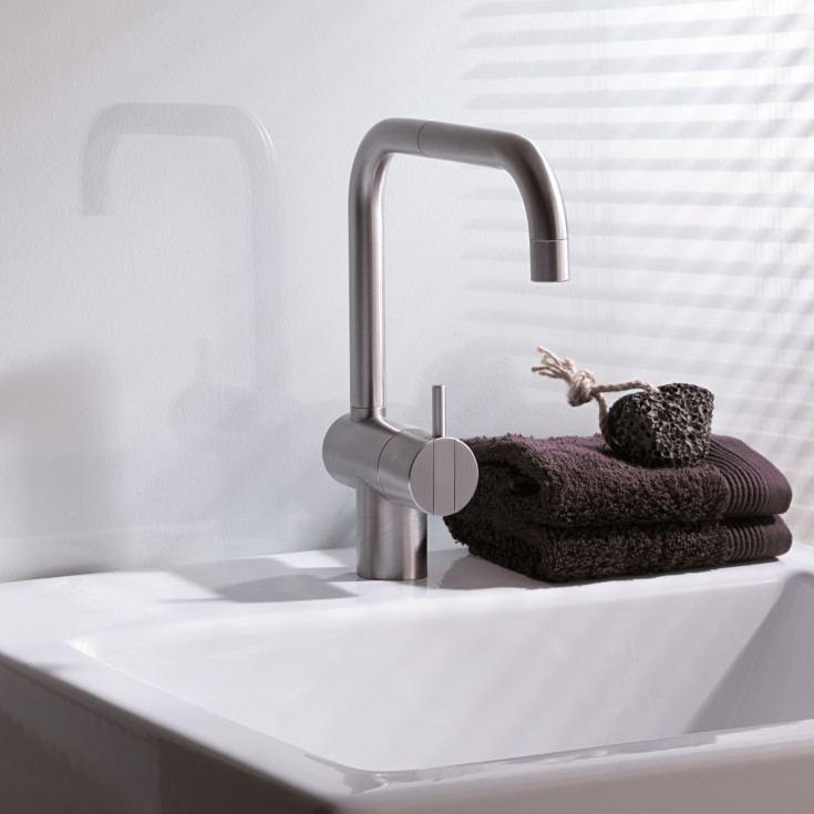 Vola KV1 kjøkkenbatteri, med dobbel svingbar tut, børstet krom