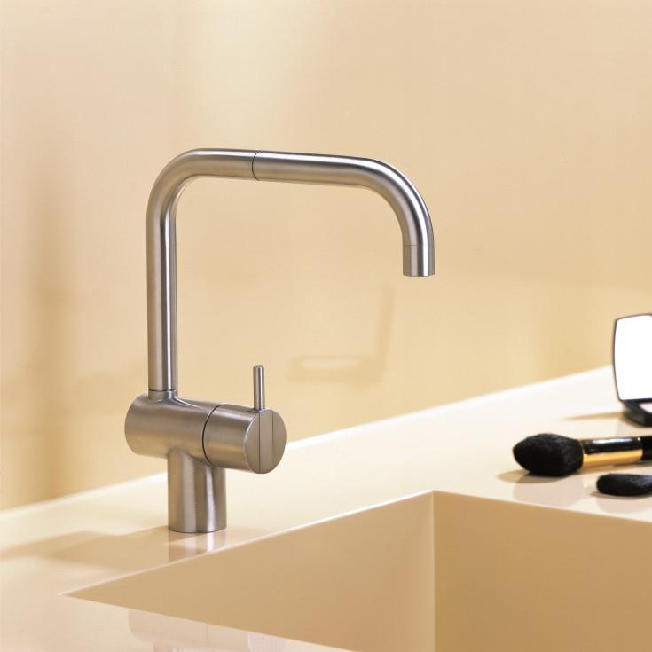 Vola KV1 kjøkkenbatteri, med dobbel svingbar tut, børstet krom