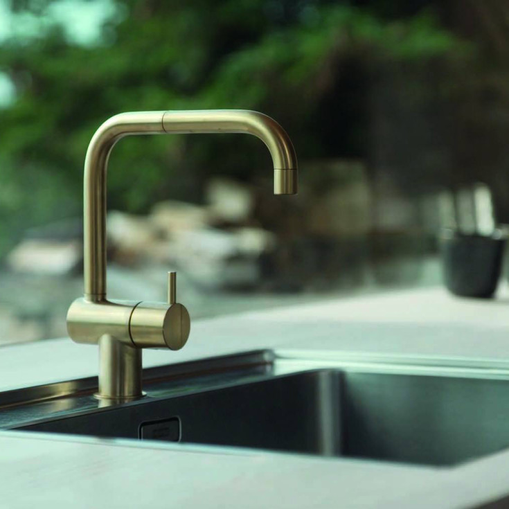 Vola KV1 kjøkkenbatteri, med dobbel svingbar tut, messing natur