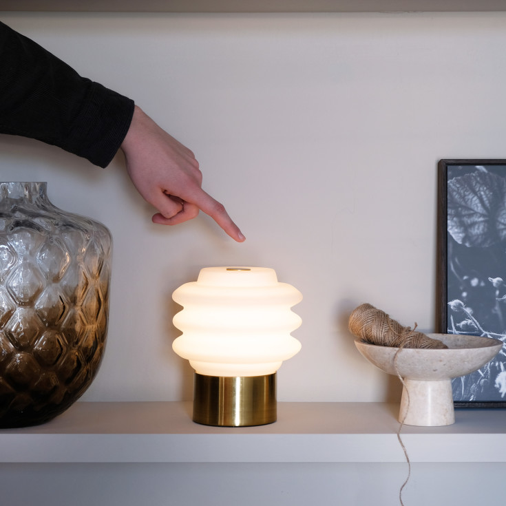 Dyberg Larsen Diva oppladbar bordlampe, messing