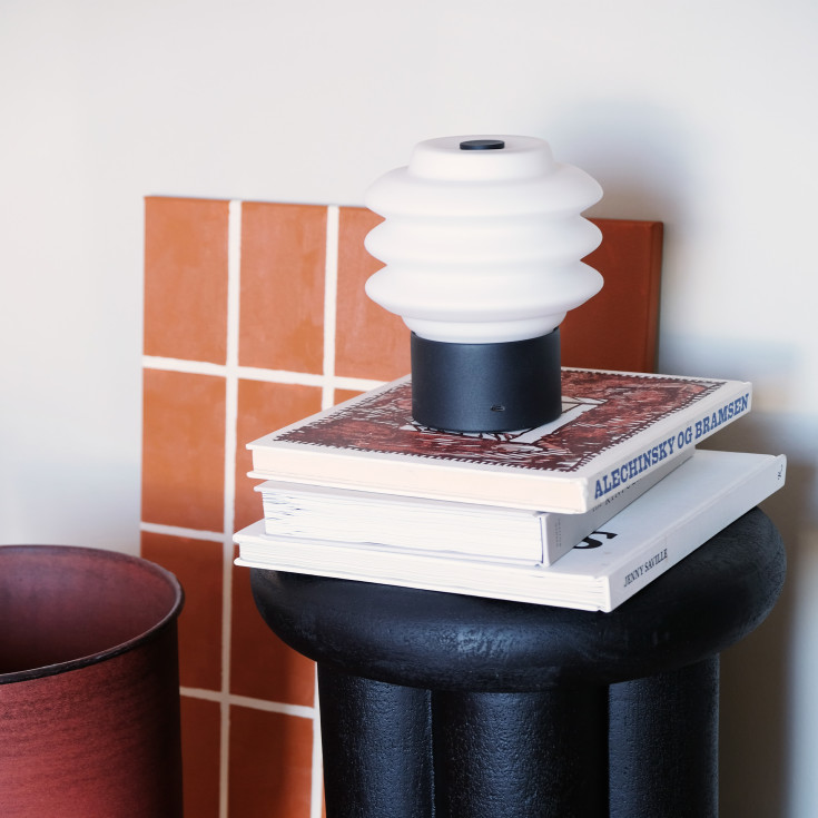 Dyberg Larsen Diva oppladbar bordlampe, sort