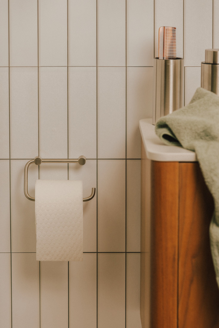 Cosmic Logic toiletrulleholder, poleret rustfrit stål