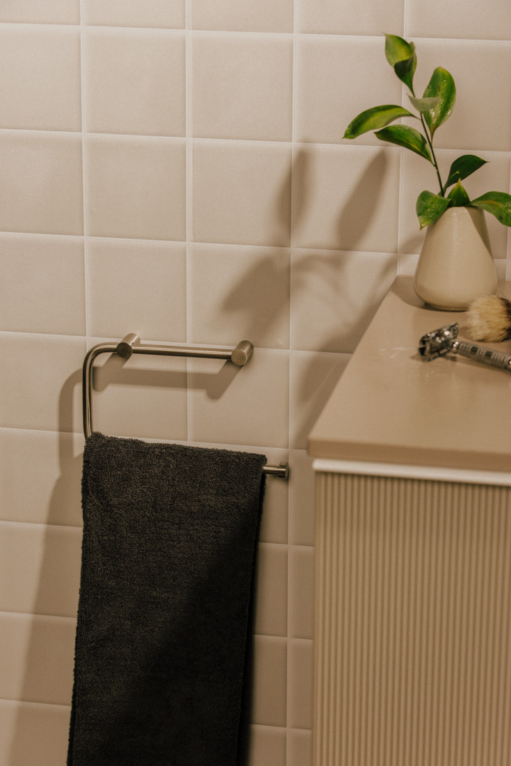 Cosmic Logic håndklædeholder, poleret rustfrit stål