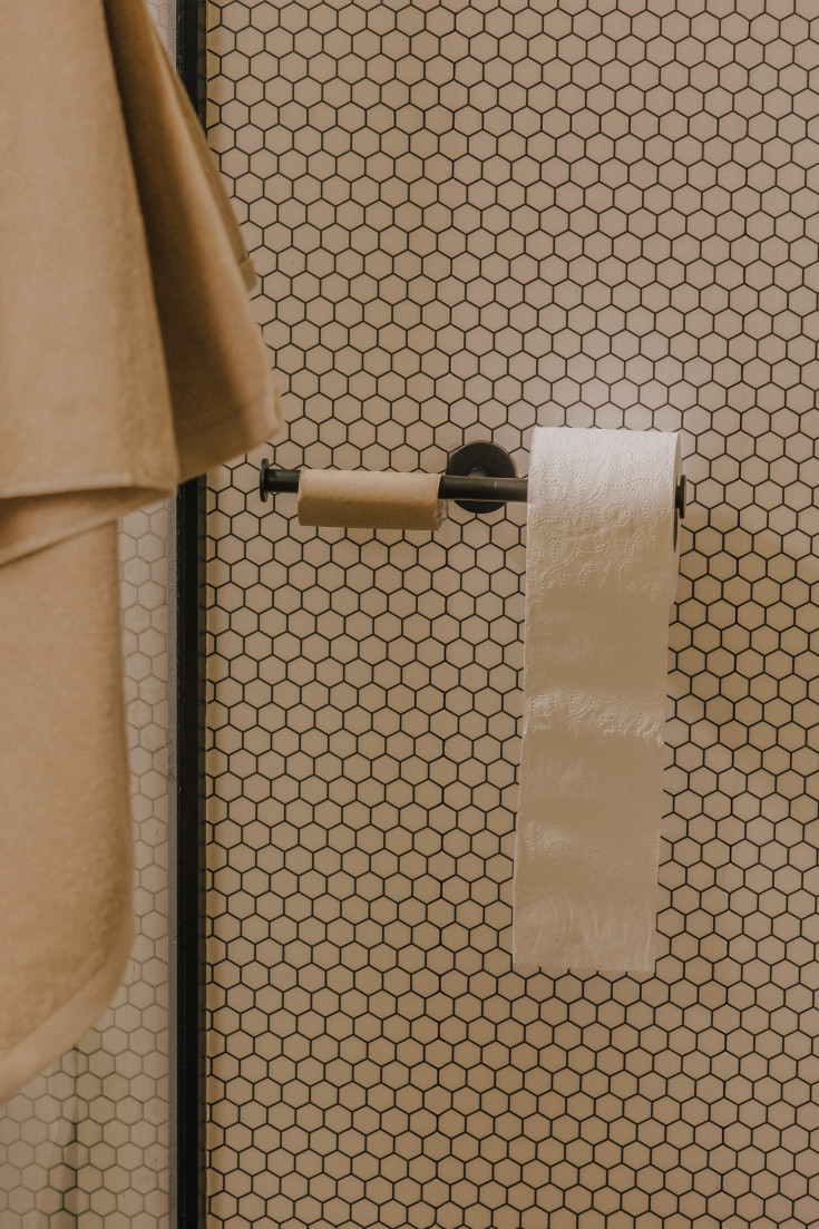 Cosmic toiletrulleholder, mat sort