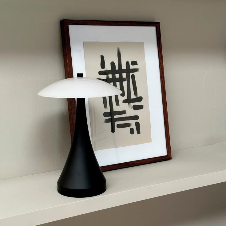 Dyberg Larsen Vienna oppladbar bordlampe, opal